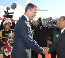 Su Alteza Real el Príncipe de Asturias a su llegada a Túnez es recibido por el Presidente de la República Tunecina, Mohamed Moncef Marzouki